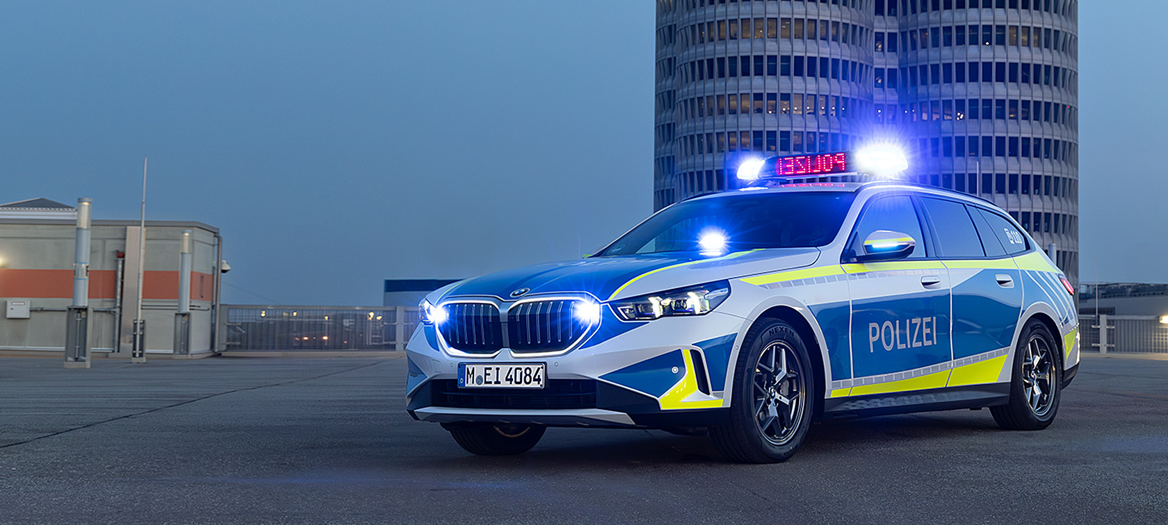  BMW 5 Series Touring G31LCI police vehicle 1/3 front view tunnel driving